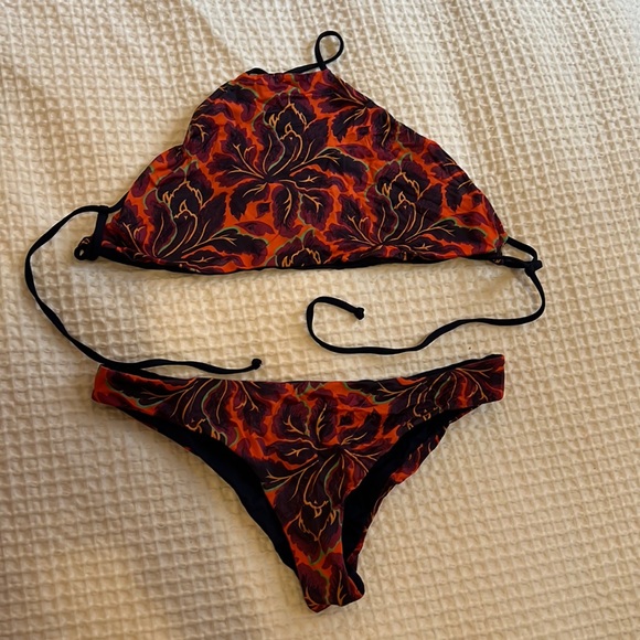 L space bathing suit top and bottom - Picture 1 of 5